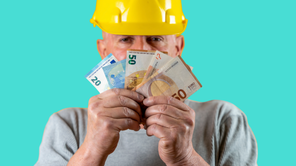 Fachowiec w żółtym kasku trzyma banknoty euro, pokazując realne zyski z firmy. Sprawne fakturowanie i koszty ZZP Holandia pozwalają zatrzymać więcej pieniędzy w portfelu.