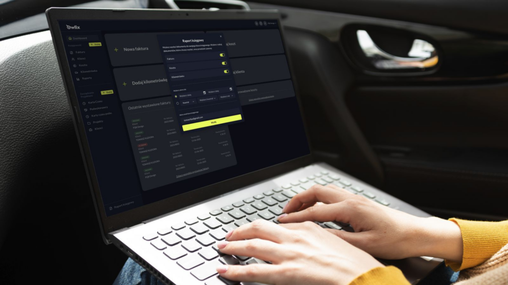 Przedsiębiorca korzysta z laptopa w samochodzie, aby wysłać raport księgowy przez aplikację Owlix. Mobilne fakturowanie i koszty ZZP Holandia oszczędzają czas w podróży.