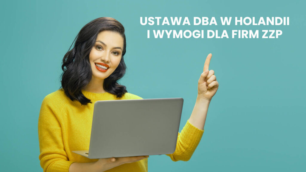 Uśmiechnięta kobieta z laptopem w dłoni, ubrana w żółty sweter, wskazuje palcem do góry na napis: „USTAWA DBA W HOLANDII I WYMOGI DLA FIRM ZZP” na niebieskim tle.